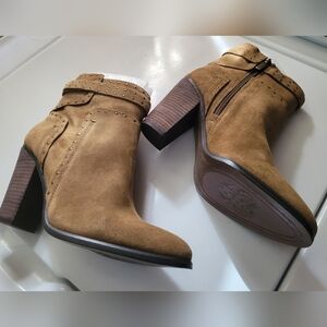 Vince Camuto Light Brown/ Tan Suede ankle Boots Size 8.